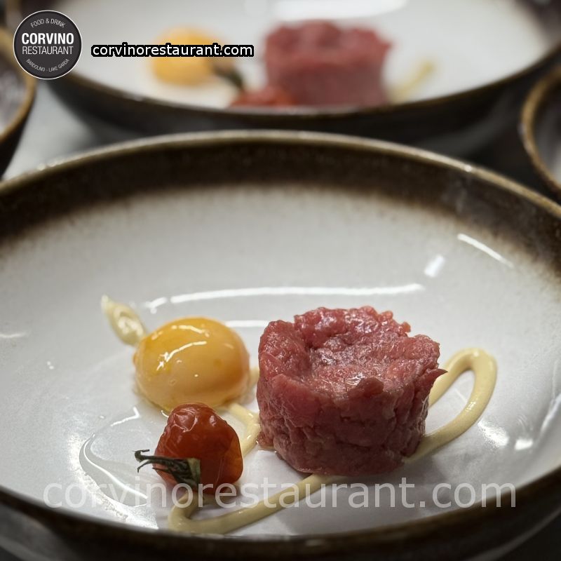 Tartare di scottona con porri fritti e uovo CBT