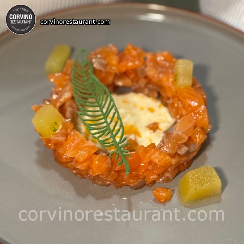 Tartare di salmone con mela verde e aneto