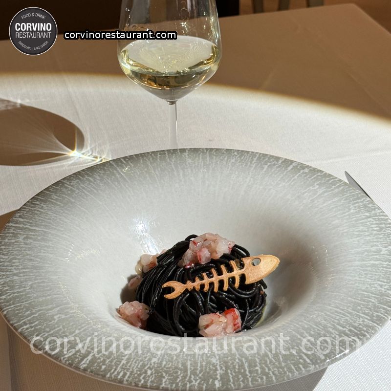 Spaghetti al nero di seppia, aglio, olio, peperoncino e tartare di gamberi